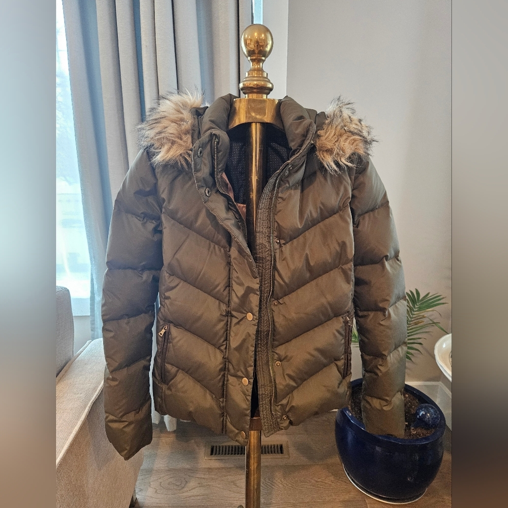 Bundle 3/$40. GAP Women's Olive Green Fur-Trimmed Puffer Jacket